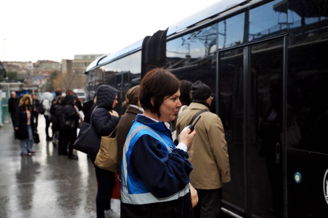 Kadınlar artık sadece direksiyon başında değil, otobüslerin kalbinde! İETT, kadınlara kapılarını sonuna kadar açıyor 13